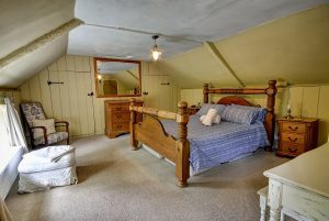 Dog friendly cottages - Woodfarm House master bedroom