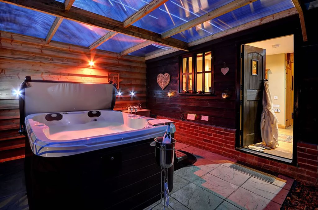 Suffolk holiday cottage with hot tubs