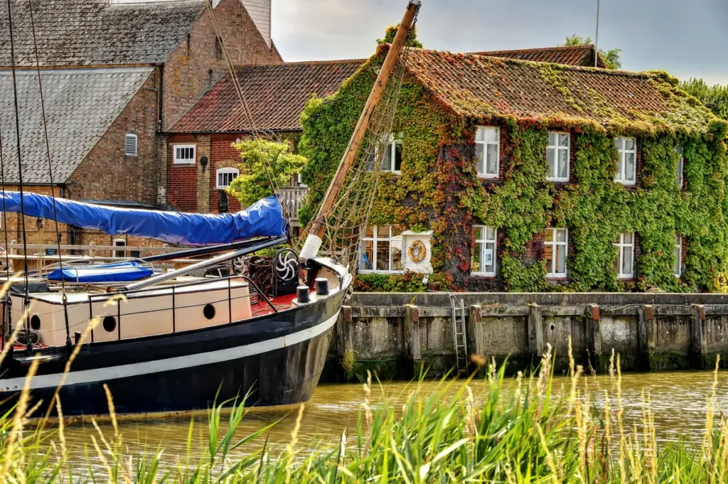 Woodfarm Barns, Dog-Friendly Holiday Cottages, Barns and Barges