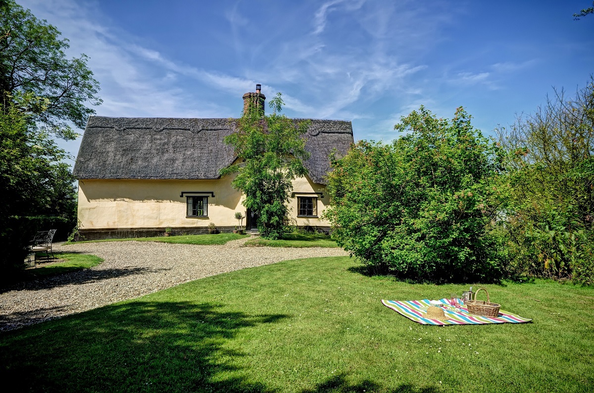 Woodfarm House. Thatched Suffolk holiday cottage