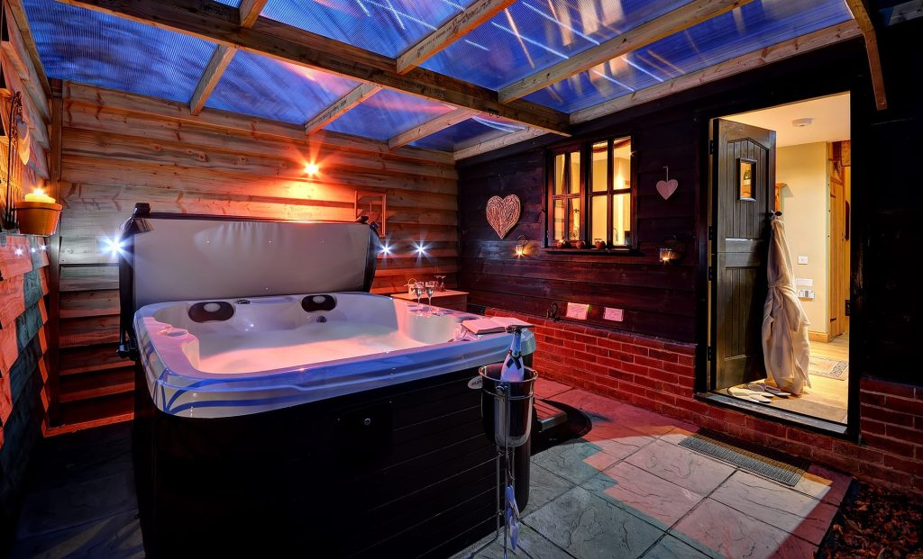 Gipping Barn holiday luxury hot tub