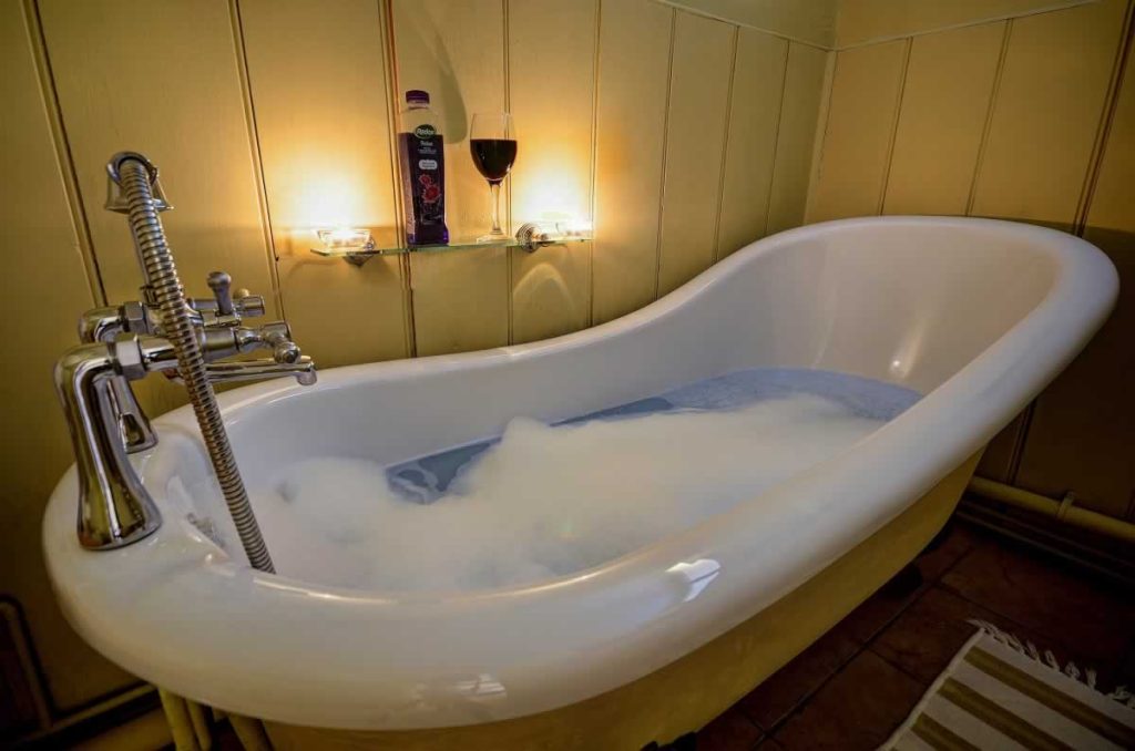 Woodfarm House luxury slipper bath