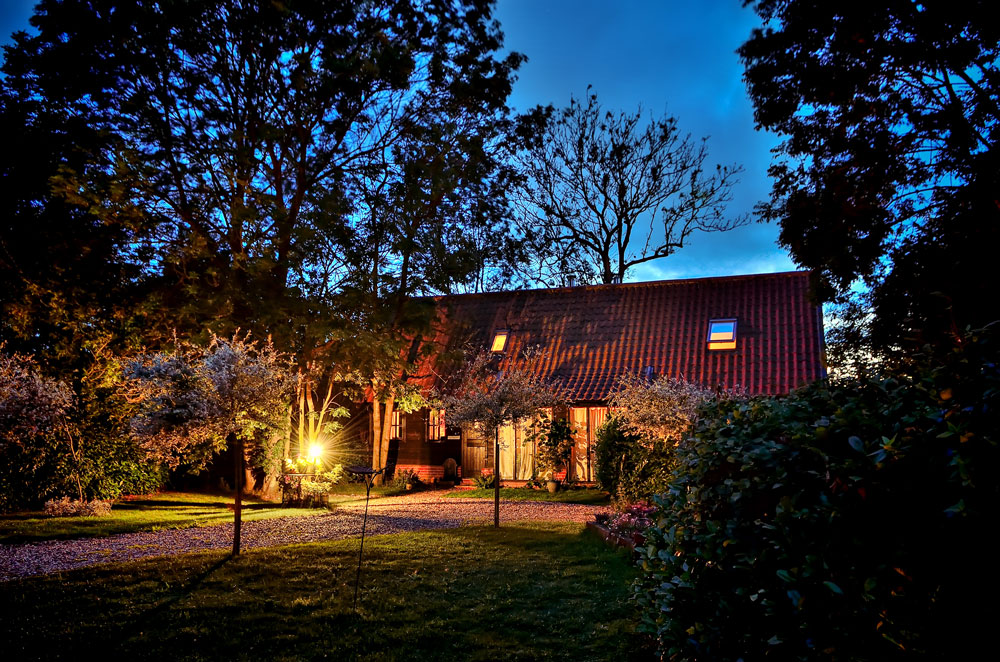 Orwell Barn holiday cottage at night