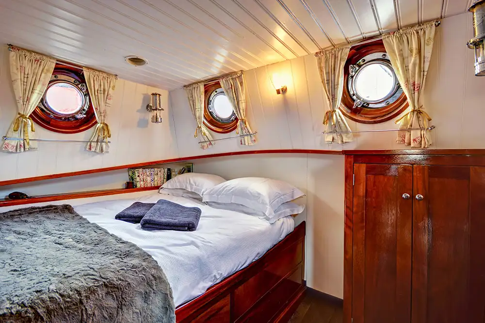holiday barge luxury bedroom