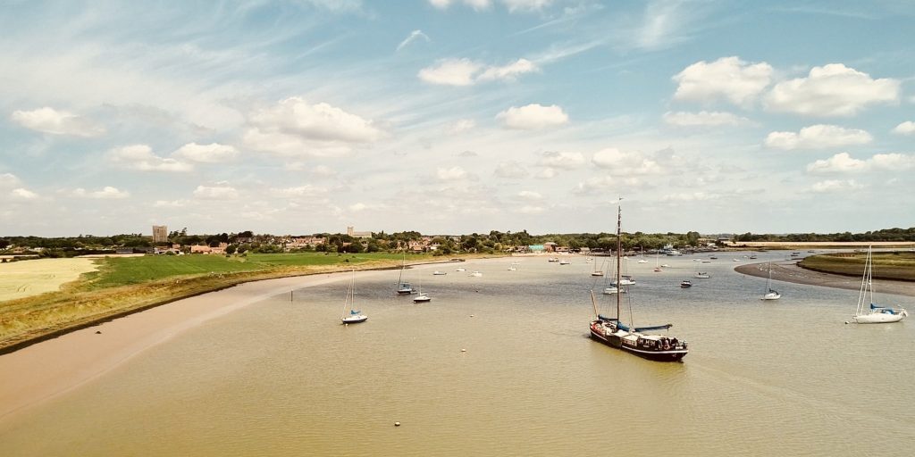 Our Barge Onderneming coming into Orford